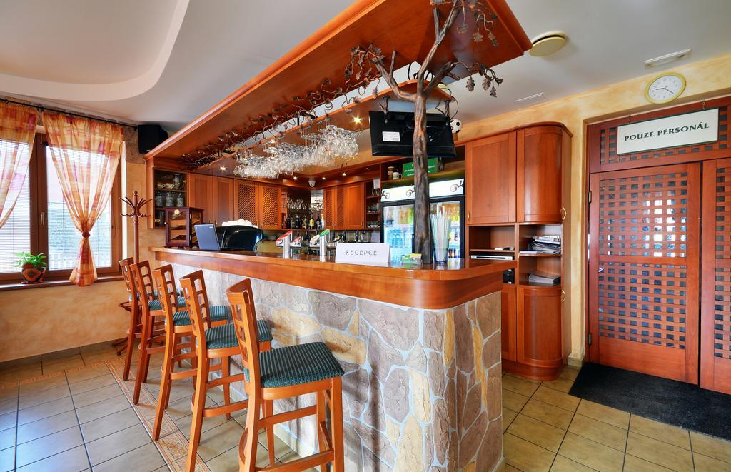Restaurace A Penzion Kamenec Jilesovice Exterior photo